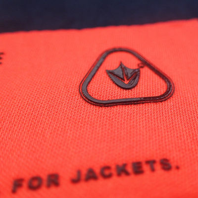 Aangepaste 100%-Polyester 3D Logo Screen Printing Clothing Labels