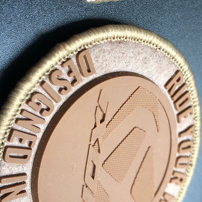 Aangepaste het Bijeenkomen Rubberhandelsmerkverbinding met het Siliconekenteken van de Klitbandnaad op de Rug